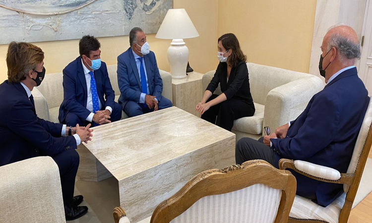 Díaz Ayuso recibe el galardón del “V Torneo de Fútbol Cadete Vicente del Bosque” de Alalpardo