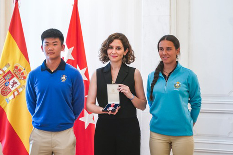 Díaz Ayuso recibe la Medalla de Oro al Mérito de la Federación de Golf de Madrid por su apoyo al deporte