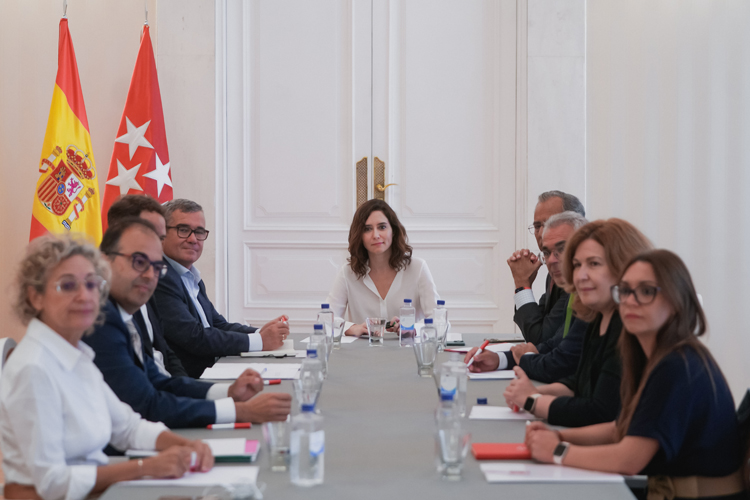 Díaz Ayuso aborda con la Federación de Municipios de Madrid asuntos de interés para las 179 localidades de la región 
