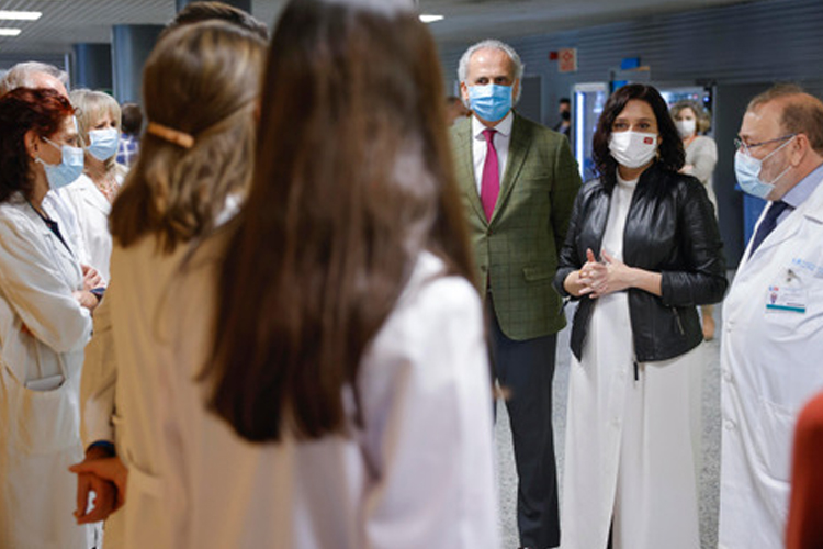 Díaz Ayuso garantiza que la modernización de los grandes hospitales públicos madrileños “avanza con paso firme”
