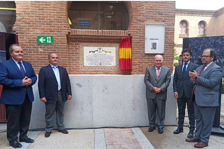 La Comunidad de Madrid dedica un azulejo en la Plaza de las Ventas a un toro de la ganadería de Victoriano del Río