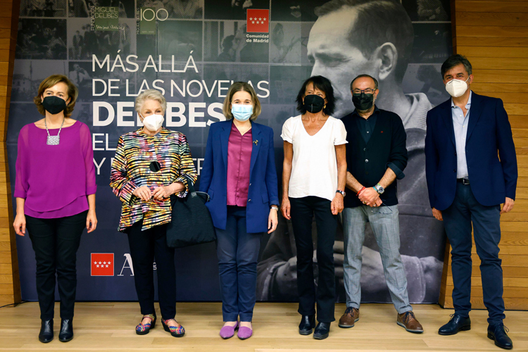 La Comunidad de Madrid invita a conocer el legado de Delibes a través de la exposición “Más allá de las novelas. Delibes, el Cine y el Teatro” 