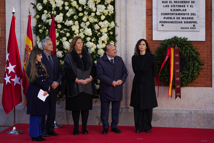 La Jefa del Ejecutivo Autonómico ha presidido hoy junto al alcalde de Madrid el homenaje celebrado frente a la Real Casa de Correos