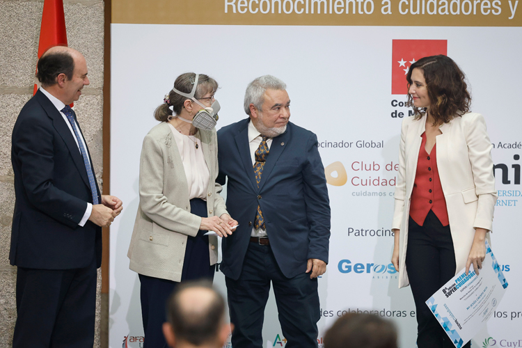 Díaz Ayuso ensalza el papel de los cuidadores no profesionales en el entorno familiar reforzando las ayudas económicas para 42.000 beneficiarios