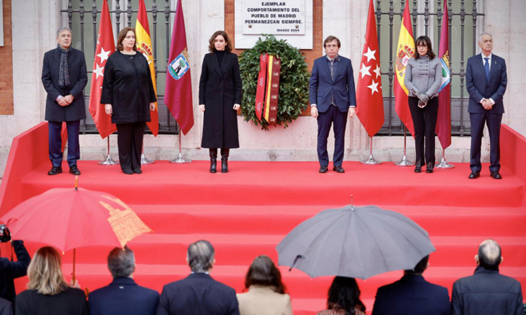 Díaz Ayuso y Martínez-Almeida depositan una corona de laurel en recuerdo a las víctimas y a los servicios de emergencias que intervinieron en los atentados