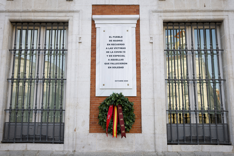 La Comunidad de Madrid renueva el homenaje a las víctimas del COVID-19 con una corona de laurel junto a su placa en la Real Casa de Correos
