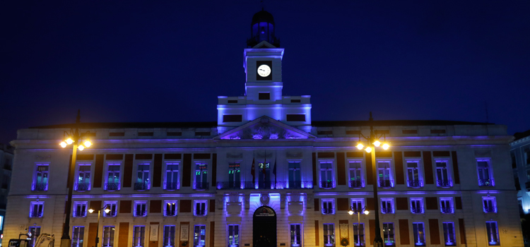 La Comunidad de Madrid iluminó ayer la Real Casa de Correos de color azul en el Día Internacional de la Enfermería