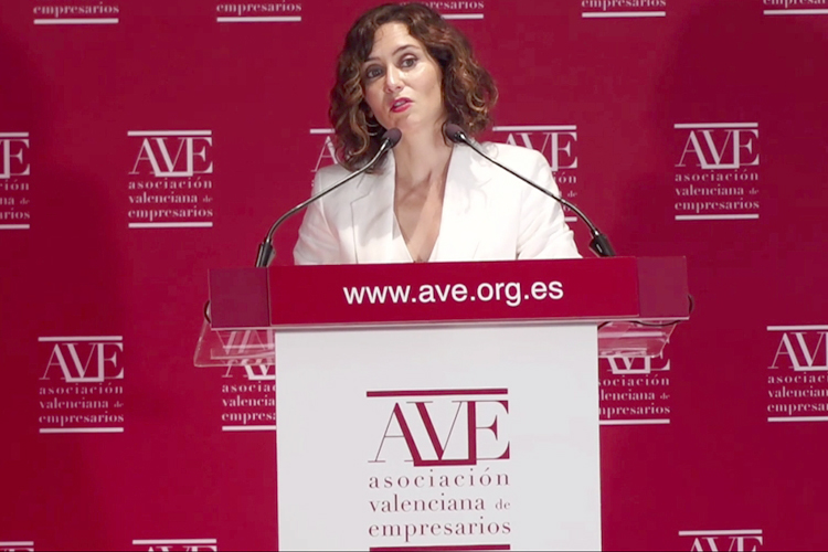 Díaz Ayuso traslada a los hosteleros catalanes las medidas antiCOVID-19 que han permitido mantener abierta la restauración en Madrid
