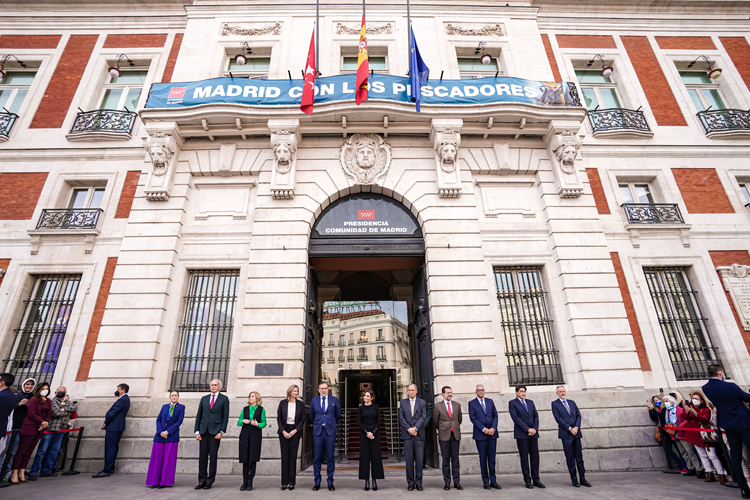 Díaz Ayuso guarda un minuto de silencio en homenaje a las víctimas del buque gallego Villa de Pitanxo