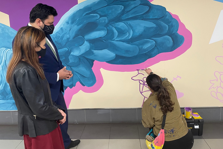 La Comunidad de Madrid homenajea a la mujer con un gran mural en la estación de Sainz de Baranda