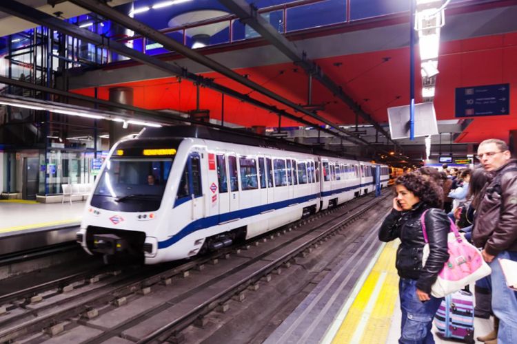 La Comunidad de Madrid instala avisadores acústicos y luminosos en todos los trenes de Metro para mejorar la accesibilidad