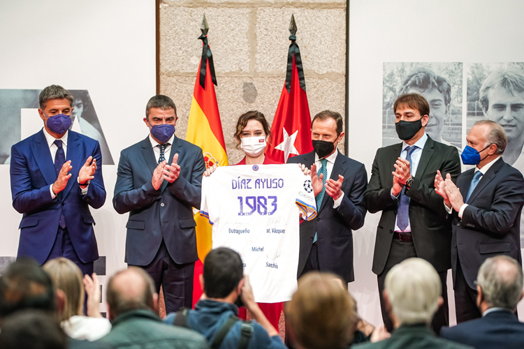 Díaz Ayuso entrega el Premio Internacional del Deporte a La Quinta del Buitre: “Trascendieron lo futbolístico para convertirse en un fenómeno social y cambiar la imagen de Madr id ”