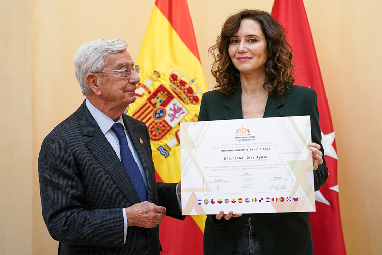 Díaz Ayuso, premiada por su contribución a que Madrid sea el principal escenario de la gastronomía iberoamericana