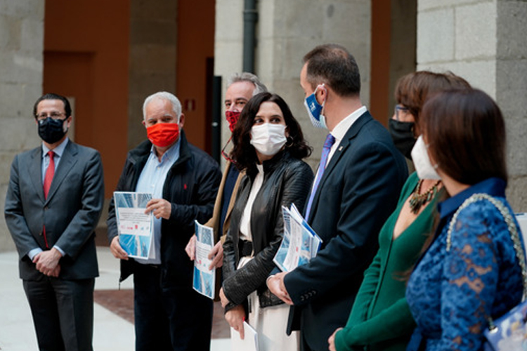 La Presidenta, Isabel Díaz Ayuso, firma con los sindicatos dos acuerdos para regular las condiciones del personal laboral y funcionario