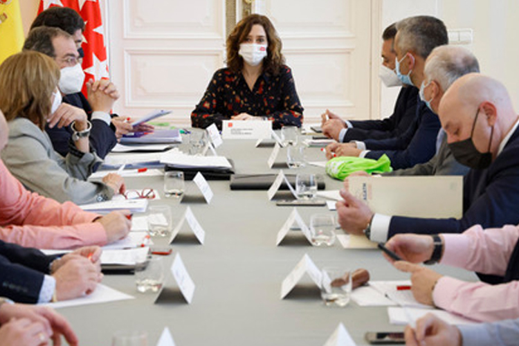 La Presidenta de la Comunidad de Madrid, Isabel Díaz Ayuso, se reune con el Sector del Taxi