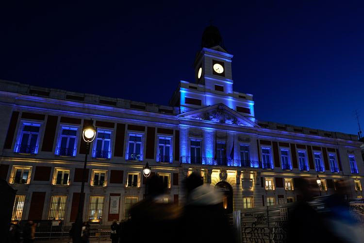 La Comunidad de Madrid ilumina la Real Casa de Correos con la bandera de Ucrania en el primer aniversario de la invasión rusa