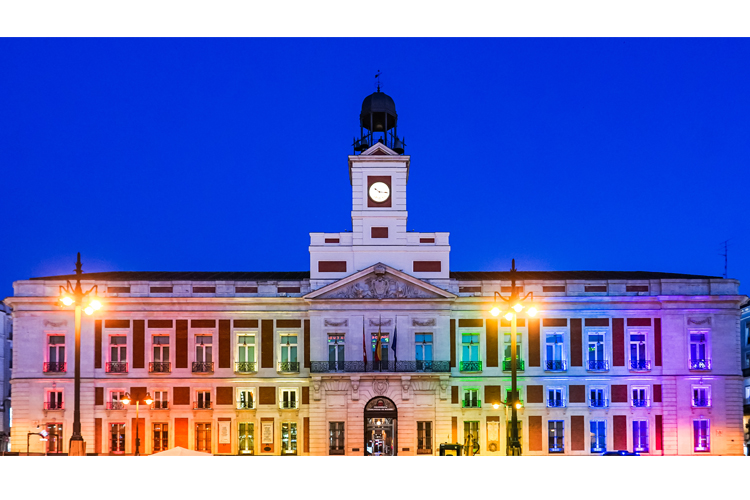 La Comunidad de Madrid ilumina la Real Casa de Correos con la bandera arcoíris por el Día Internacional del Orgullo LGTBI