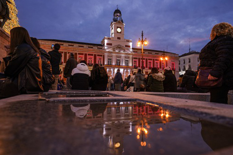 La Comunidad de Madrid ilumina la Real Casa de Correos en el 44º aniversario de la aprobación de la Constitución Española