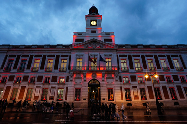La Comunidad de Madrid ilumina la fachada de la Real Casa de Correos en apoyo a las personas afectadas por el síndrome 22q11