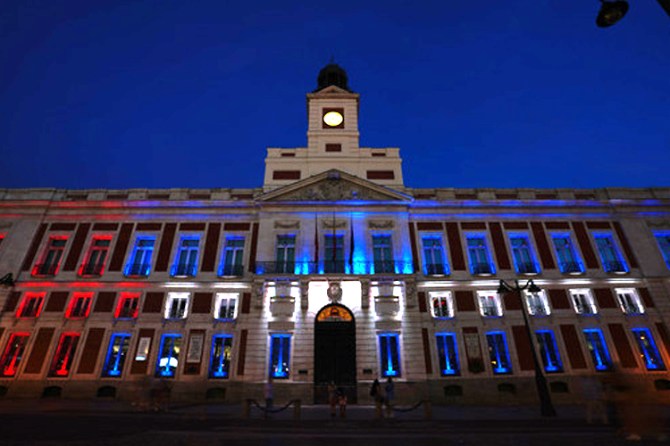 La Comunidad de Madrid ilumina, desde ayer, la fachada de la Real Casa de Correos con los colores de la bandera de Cuba