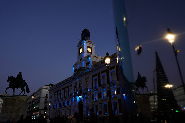 La Comunidad de Madrid ilumina la Real Casa de Correos de azul con motivo del Día Mundial de la Diabetes 