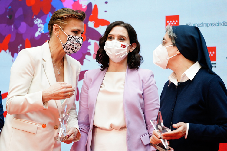 Isabel Díaz Ayuso: “La bandera de la defensa del papel de la mujer, contra las injusticias y en homenaje a las metas alcanzadas, nos pertenece a todos sin exclusiones”