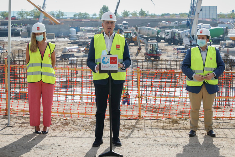 El Consejero de Sanidad, Enrique Ruiz Escudero, comprueba el avance de las obras del centro que se dedicará a COVID-19 y otras contingencias