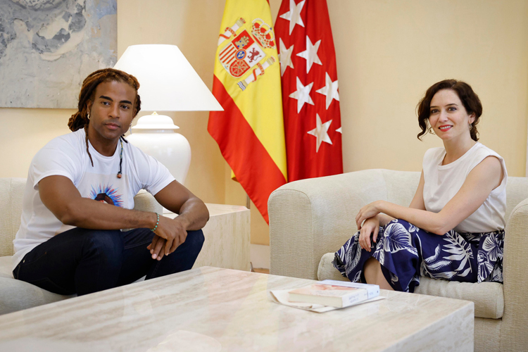 Díaz Ayuso recibe al artista Yotuel y hace un llamamiento a la 'unidad y condena frente a la dictadura en Cuba'