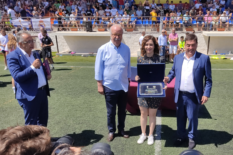 Díaz Ayuso recibe el galardón del 'VI Torneo Vicente del Bosque de Fútbol Cadete' - Villa de Alalpardo en reconocimiento a su apoyo al Deporte y a este torneo