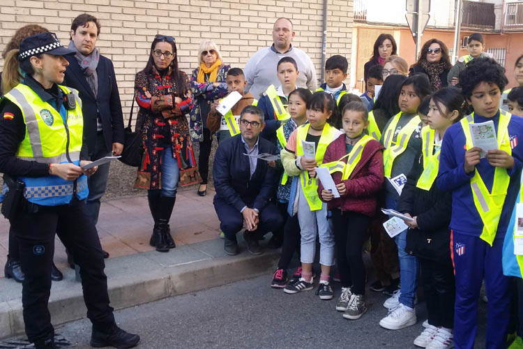 En Alcobendas, los más pequeños acompañan al alcalde, Rafael Sánchez Acera, a contemplar la transformación de las calles La Paz y Las Huertas