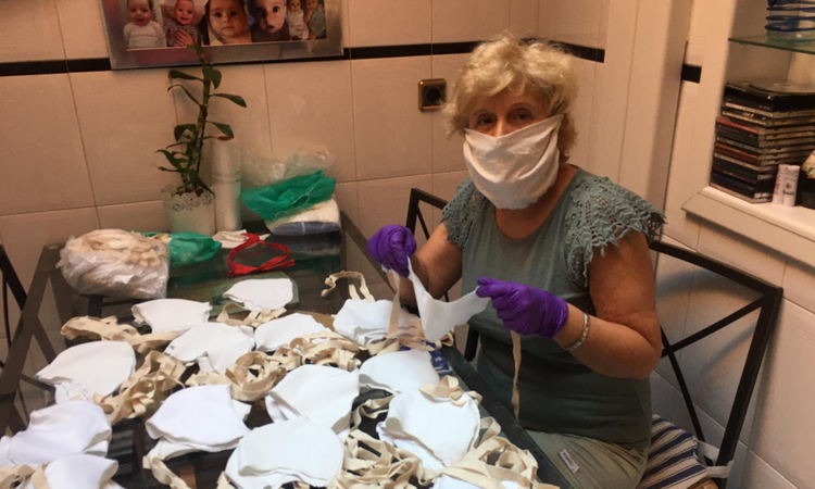 El Ayuntamiento de Alcobendas reparte mascarillas donadas por la Fundación Claudio Galeno