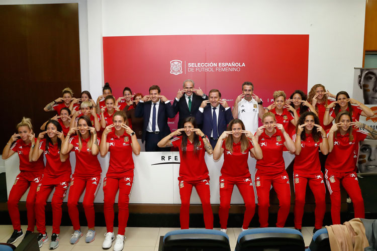 La Selección Española Femenina de Fútbol con la donación de médula