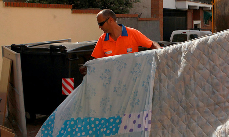 El Ayuntamiento de Alcobendas continúa recogiendo gratis enseres durante el Estado de Alarma