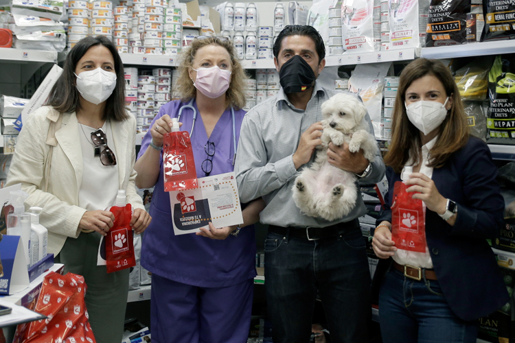 La campaña 'Sanse Limpio' se refuerza con el reparto entre los propietarios de mascotas de 14.000 botellas para limpiar orines