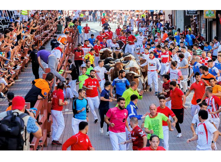 El cuarto encierro de Sanse ha sido vistoso, emocionante, con una manada dividida al inicio del recorrido y un herido por asta de toro