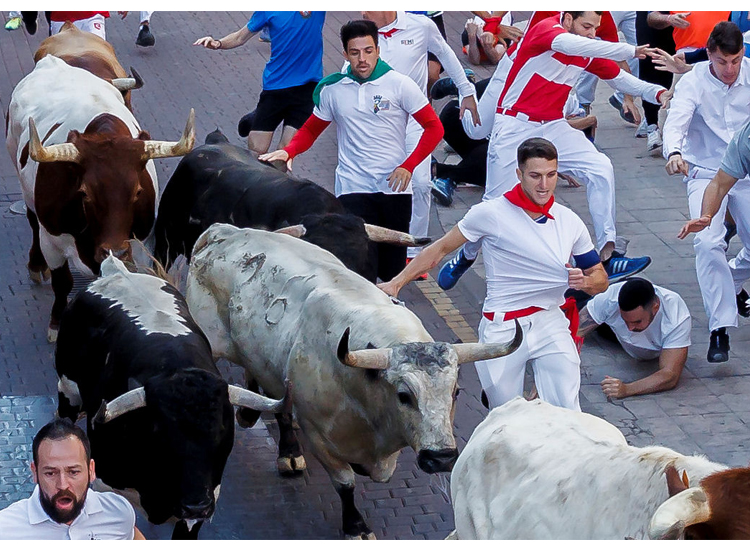 El cuarto encierro de Sanse ha sido vistoso, emocionante, con una manada dividida al inicio del recorrido y un herido por asta de toro