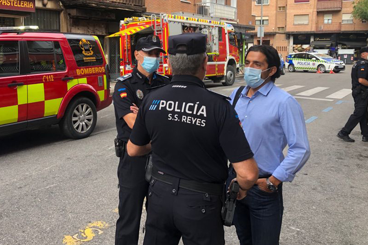 Desalojadas 44 viviendas por el incendio de un almacén en la calle Silvio Abad de San Sebastián de los Reyes