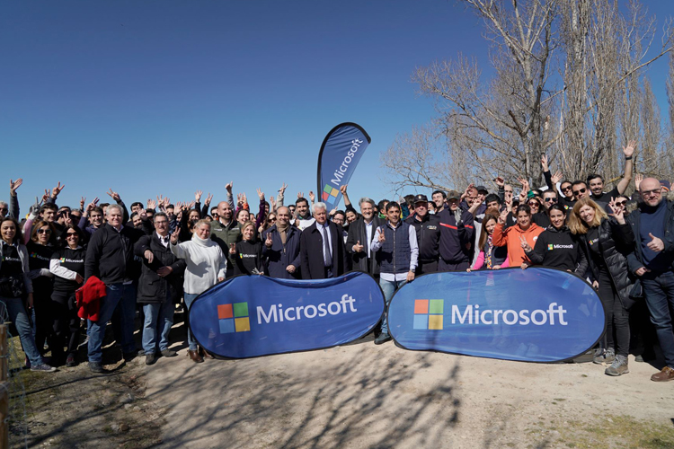 Microsoft, en su compromiso por la sostenibilidad medioambiental, planta 2.000 árboles en San Sebastián de los Reyes