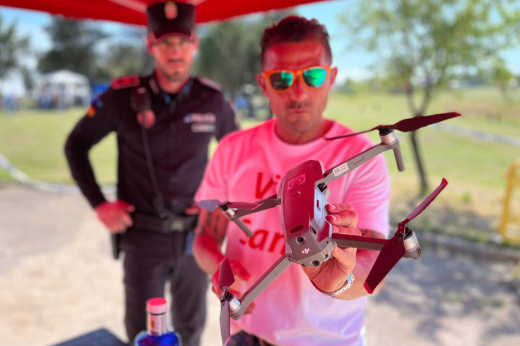 La Policía Local de San Sebastián de los Reyes estrenó su dron de vigilancia durante la Caldereta Popular