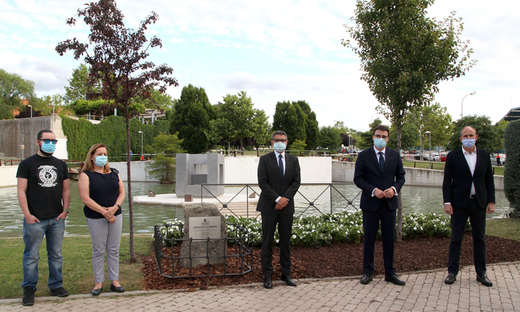 Todos a una en el acto de recuerdo de los alcobendenses fallecidos por la COVID-19