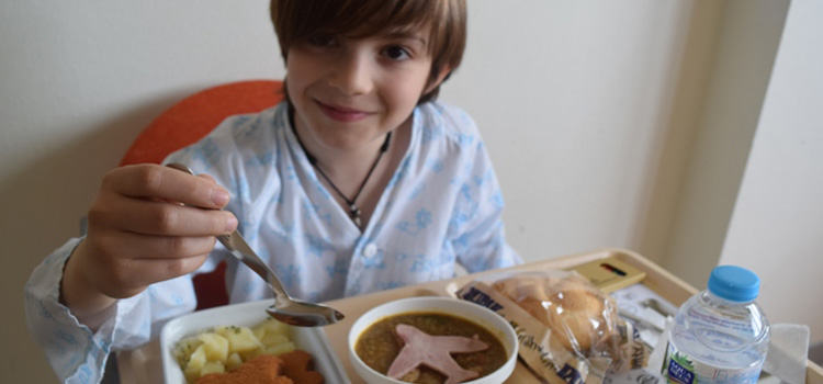 En el Hospital Infanta Sofía los niños comen con el Dr. Menú