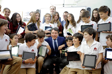 Ignacio González, anunció hoy la creación de una nueva convocatoria para financiar proyectos de innovación tecnológica en los centros educativos públicos de la región. 