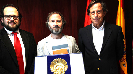 El productor alcobendense, Pedro Hernández ,  lleva al  Ayuntamiento el galardón conseguido por su film 'Magical Girl' en el Festival de San Sebastián