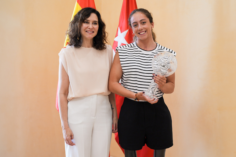Díaz Ayuso recibe en la Real Casa de Correos a la esquiadora paralímpica madrileña Audrey Pascual