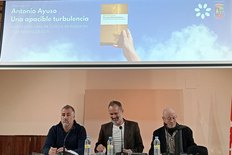 El vecino Antonio Ayuso presentó su libro ‘Una apacible turbulencia’