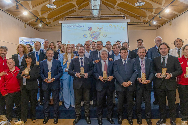 Entragados los Galardones del X Torneo de Fútbol Cadete Vicente del Bosque 'Villa de Alalpardo”, entre ellos al Consejero de Deportes, Mariano de Paco