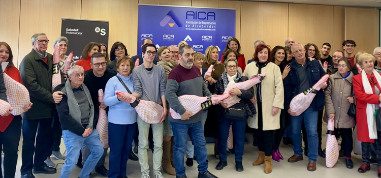 El comercio de Alcobendas entrega 30 jamones para premiar la fidelidad de sus clientes antes de las fiestas navideñas