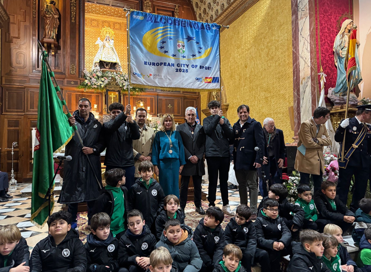 El Alcobendas CF participa en la Ofrenda Floral portando la bandera de Ciudad Europea del Deporte