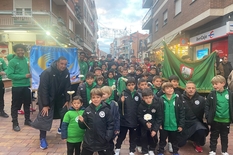El Alcobendas CF participa en la Ofrenda Floral portando la bandera de Ciudad Europea del Deporte