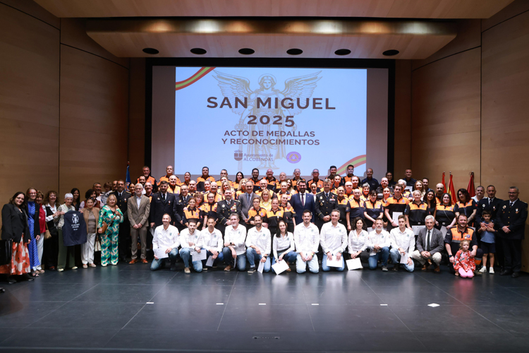 Alcobendas reconoce la labor de Protección Civil en un emotivo acto de entrega de medallas y condecoraciones